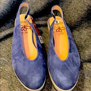 Never Worn Wonders Fly sandals with gel base